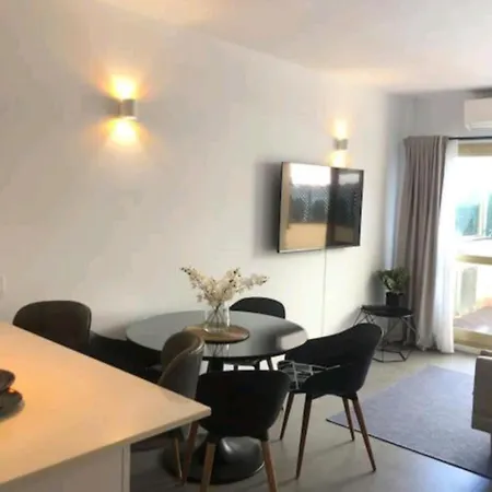 דירה Modern Beachside